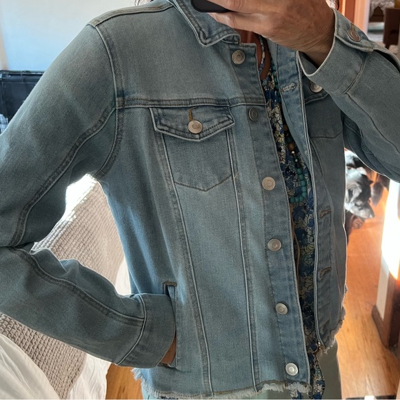 Stretchy Soft comfort light wash Denim Trucker Jacket with pockets MED 🆕 - Picture 1 of 7